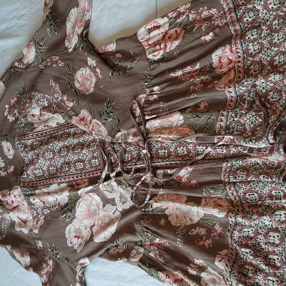 Lola P.  Size med Blouse button up draw string tie in back  cute - Picture 12 of 13
